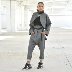 Conjunto extravagante de dos piezas de mezclilla, chaqueta de cuello alto y pantalones harem, ropa de abrigo asimétrica Y3K para mujer.