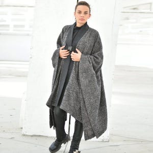 Cappotto poncho grigio, cappotto in lana mohair, cappotto lungo a mantella, capospalla invernale da donna, poncho asimmetrico, cappotto oversize, cappotto giacca avant-garde immagine 1