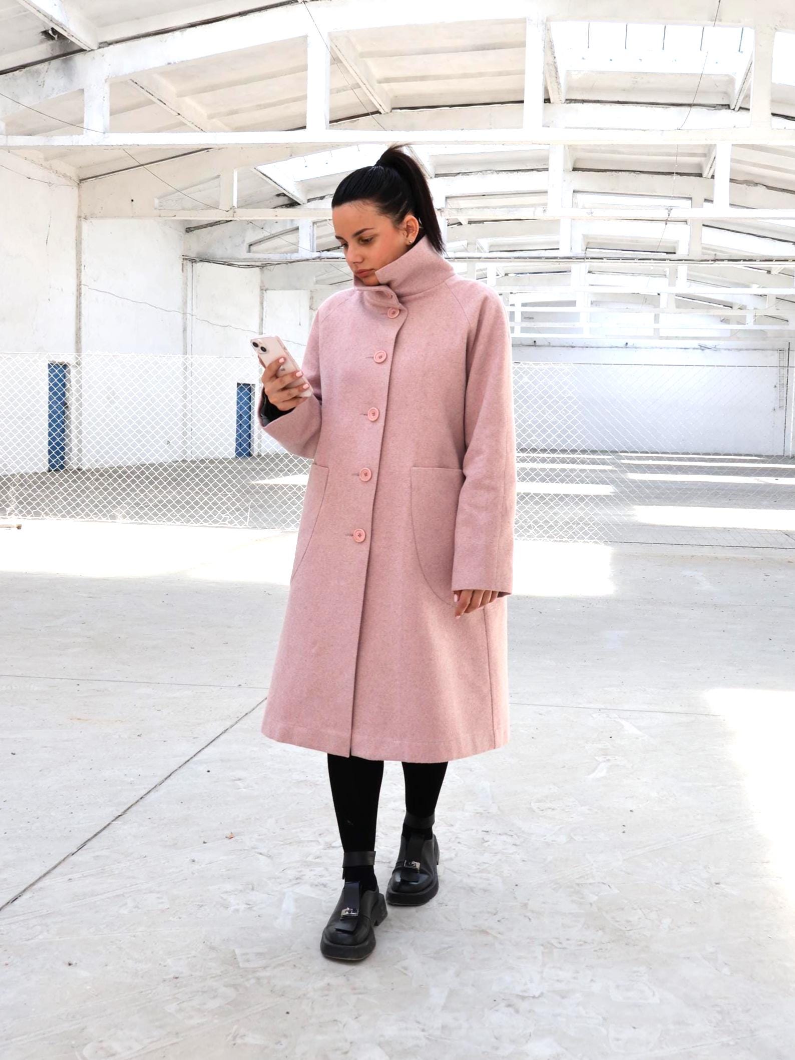 ウールピンクコート、エレガントなミディコート、ハイカラーオーバー