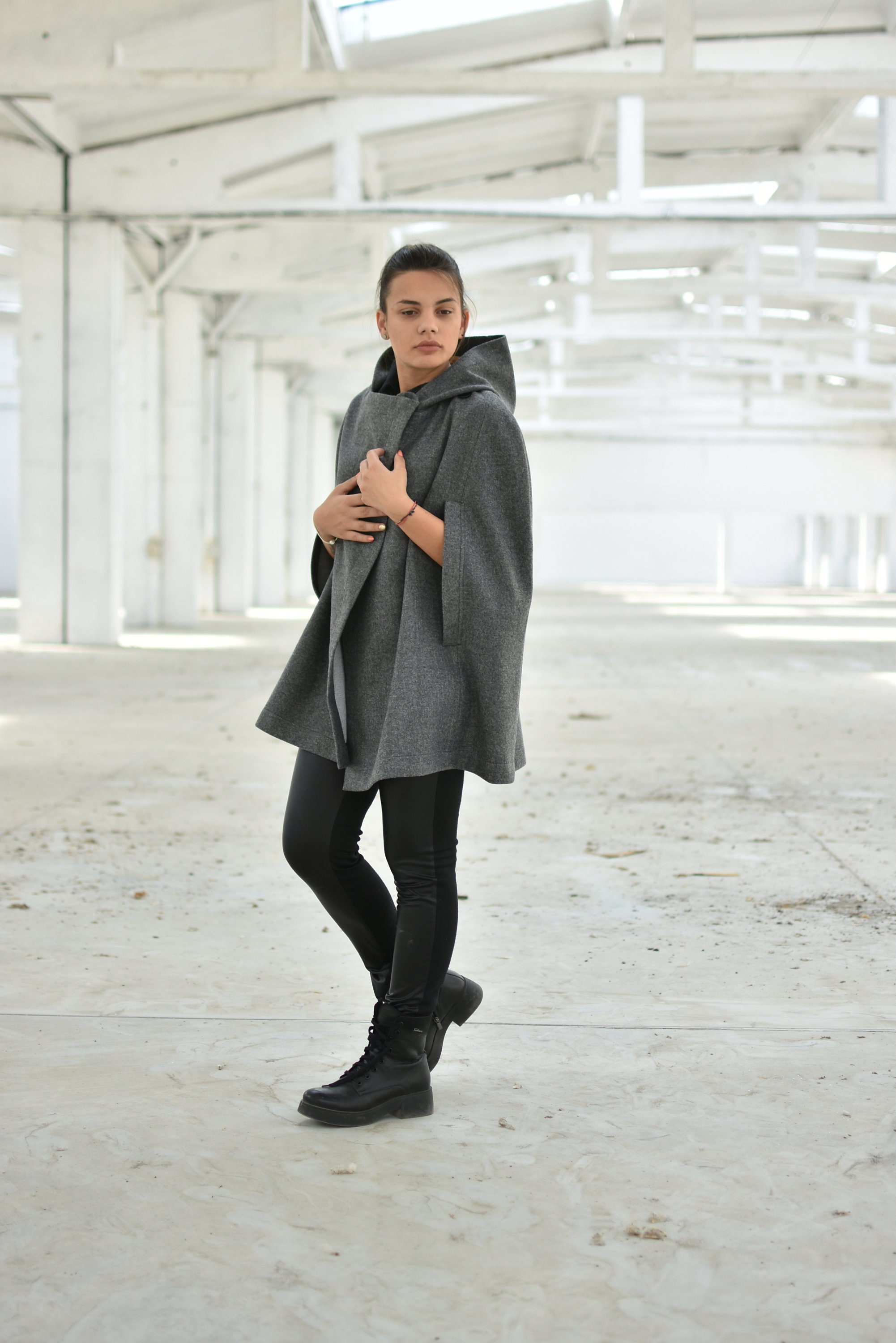IORE イオレPONCHO COAT / CHARCOAL GRAY IORE イオレPONCHO COAT / CHARCOAL GRAY Escape Poncho