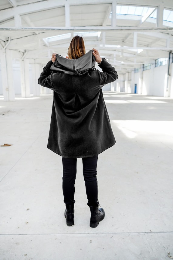 Abrigo negro corto abrigo con capucha con piel Etsy