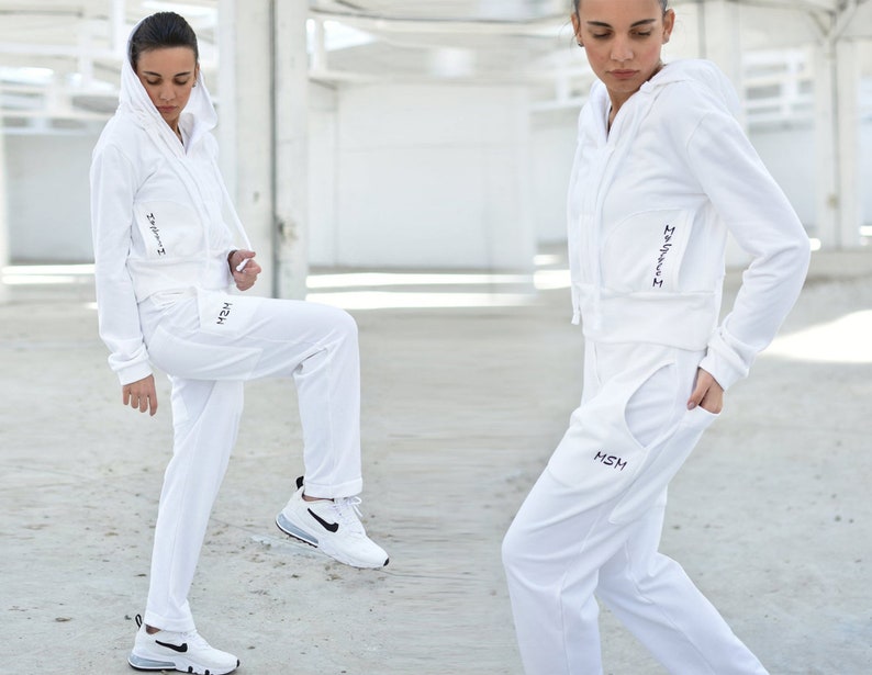 Puede incluir: Sudadera con capucha blanca y pantal&oacute;n de ch&aacute;ndal a juego con el texto "MSH" y "ZALORA" impreso en ellos.
