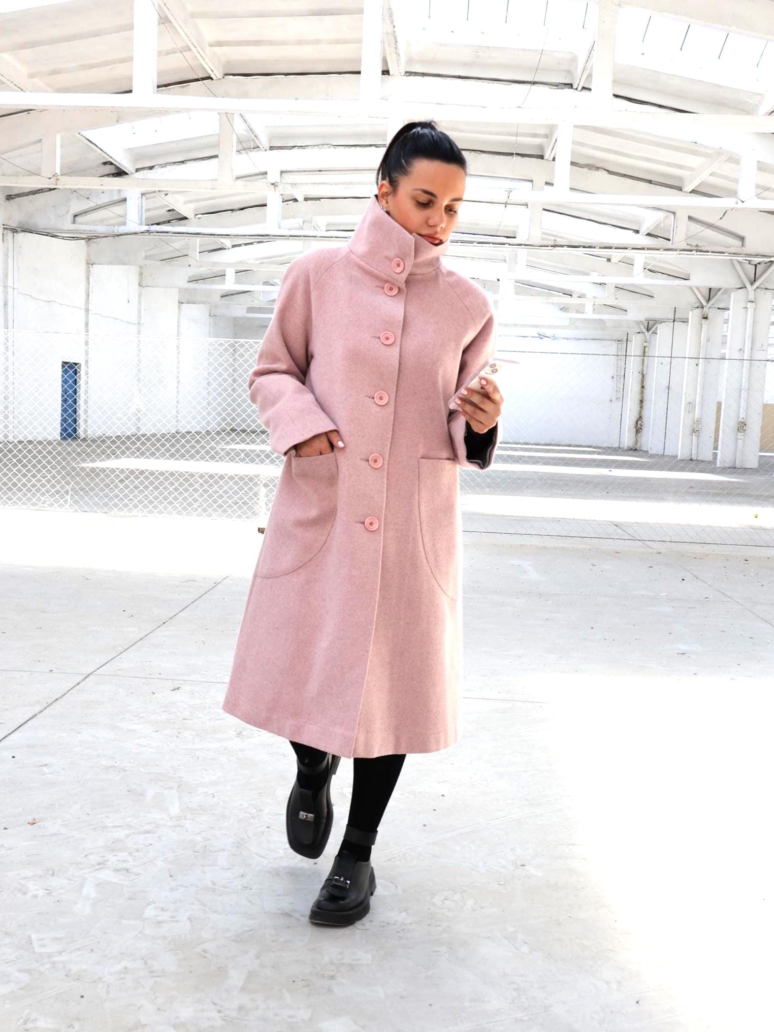 ウールピンクコート、エレガントなミディコート、ハイカラーオーバー