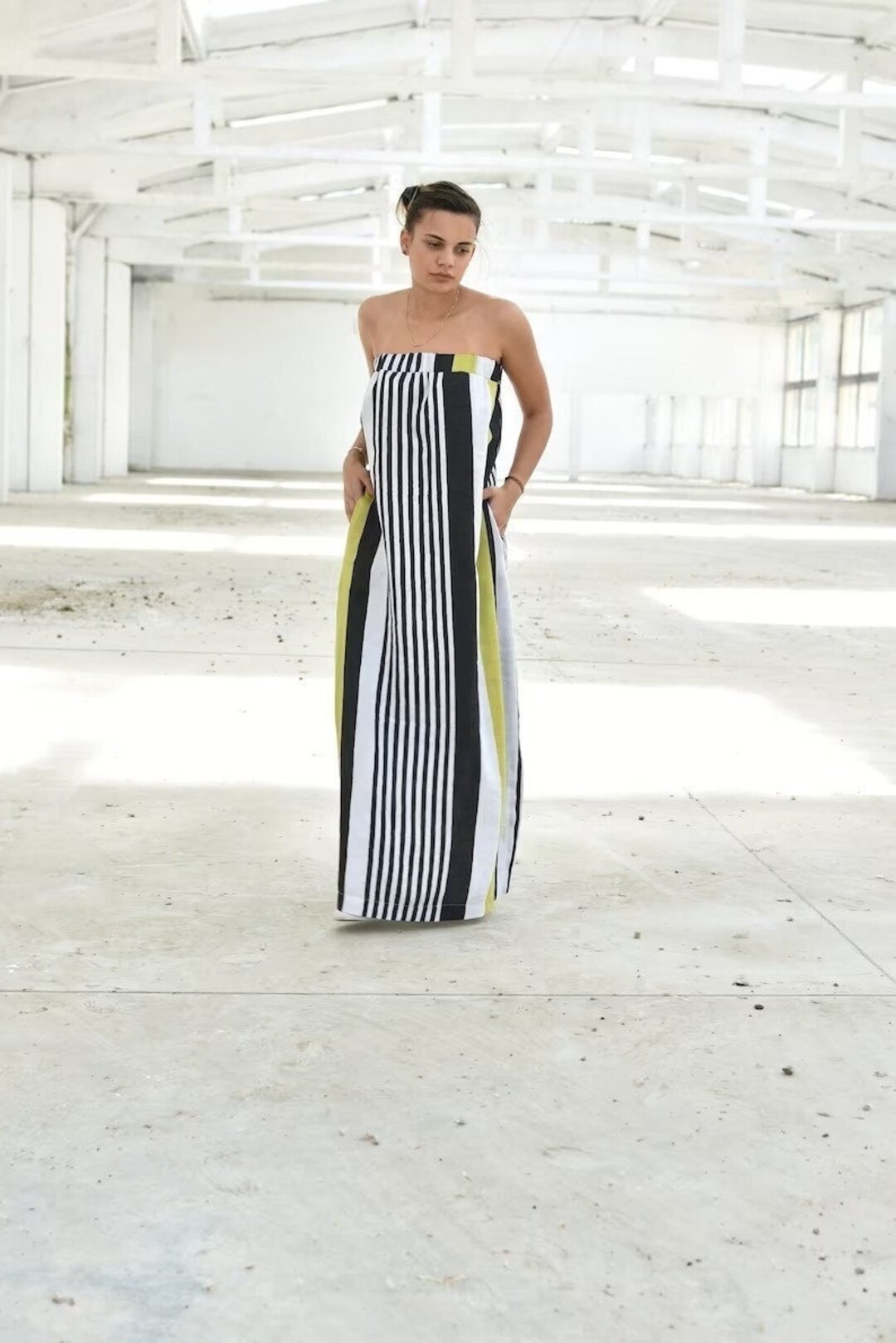black and white striped tube dress Freshman 1996 Midi XS Fitted Strapless Minimalist Crafted from a lightweight blend of 86% Rayon Striped Tube Strapless Maxi Dress