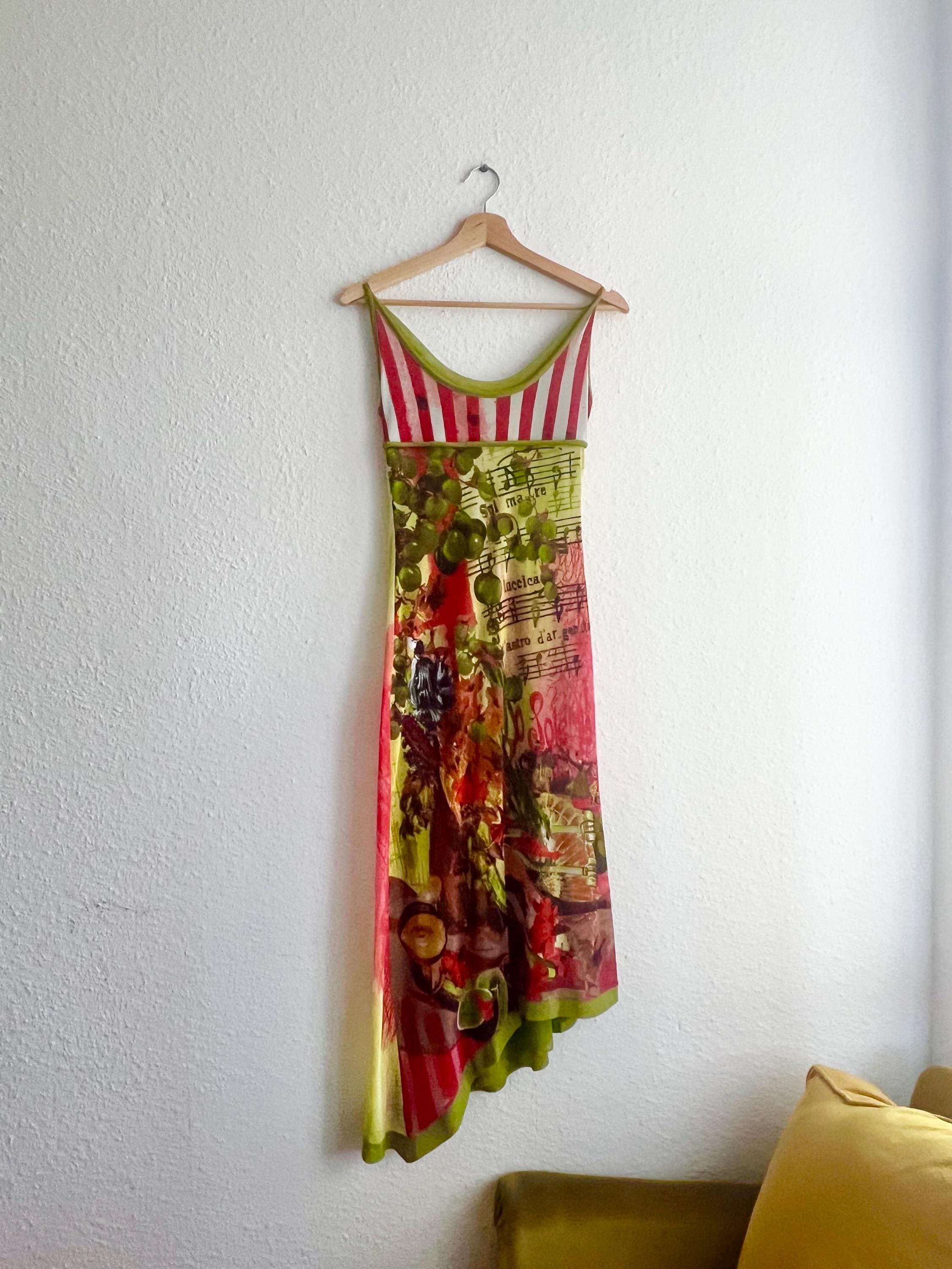 Save the queen dress France