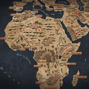 Op de afbeelding: Een wereldkaart in vintage stijl met een focus op Afrika en het Midden-Oosten. De kaart is getekend in bruine inkt op een perkament-achtige achtergrond. De kaart bevat belangrijke steden, rivieren en geografische kenmerken.