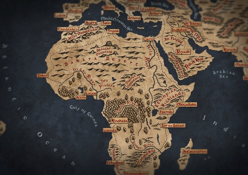 Op de afbeelding: Een wereldkaart in vintage stijl met een focus op Afrika en het Midden-Oosten. De kaart is getekend in bruine inkt op een perkament-achtige achtergrond. De kaart bevat belangrijke steden, rivieren en geografische kenmerken.