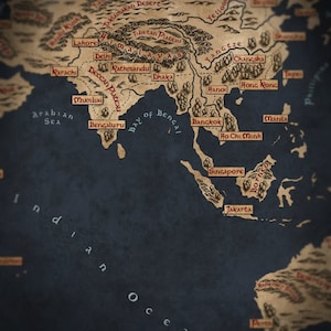 Op de afbeelding: Een vintage-stijl kaart van Azi&euml; met een blauwe achtergrond en bruine landmassa's. De kaart toont belangrijke steden, rivieren en geografische kenmerken. De kaart is gelabeld met de namen van landen en steden in rood.