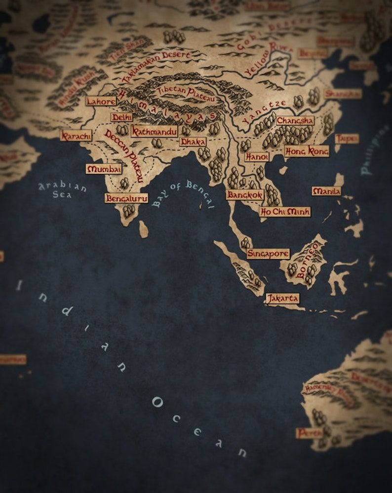 Op de afbeelding: Een vintage-stijl kaart van Azi&euml; met een blauwe achtergrond en bruine landmassa's. De kaart toont belangrijke steden, rivieren en geografische kenmerken. De kaart is gelabeld met de namen van landen en steden in rood.