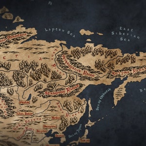 Op de afbeelding: Een vintage-stijl kaart van een fictief land met bergen, rivieren en zee&euml;n. De kaart is getekend op perkamentpapier met bruine en rode inkt. De kaart bevat de namen van geografische kenmerken zoals het Byffanga-gebergte, de Jenisej-rivier, het Stanovoy-gebergte en de Zee van Ochotsk.