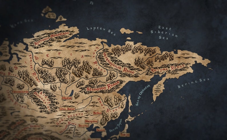 Op de afbeelding: Een vintage-stijl kaart van een fictief land met bergen, rivieren en zee&euml;n. De kaart is getekend op perkamentpapier met bruine en rode inkt. De kaart bevat de namen van geografische kenmerken zoals het Byffanga-gebergte, de Jenisej-rivier, het Stanovoy-gebergte en de Zee van Ochotsk.