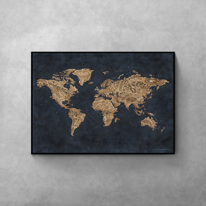 Op de afbeelding: Een wereldkaartprint met een donkerblauwe achtergrond en een gedetailleerde, textuurrijke, goudkleurige wereldkaart. De kaart is ingelijst in een zwart frame.