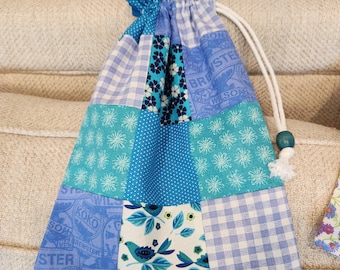 Bolsa de regalo de patchwork azul hecha a mano: bolsa de tela reutilizable con cordón
