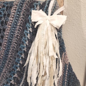 小さなシャビーな生地とレースのぼろぼろリボン：素朴な農家風タッセル装飾