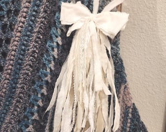Small Shabby Fabric & Lace Rag Bow: Rustic Farmhouse Tassel Decor