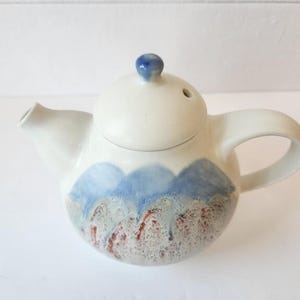 Vintage blaue und weiße Keramik Teekanne von Kravec Studios handgefertigt und signiert