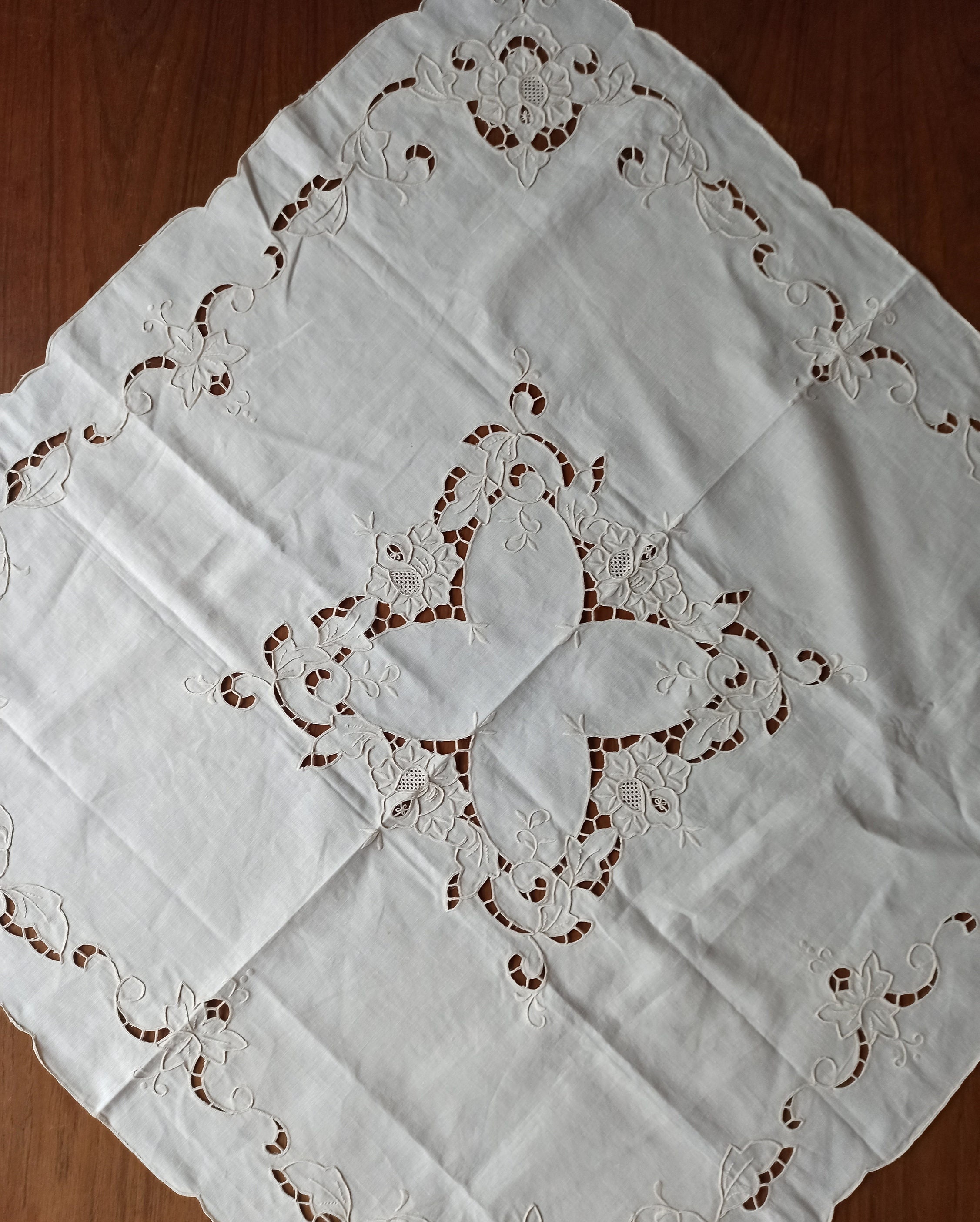 Nappe De Table Carrée Ajourée 85x85 Cm - Broderie Crème Papillons Et Fleurs - Neuve Avec étiquettes