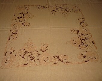 刺繍カットワークテーブルクロスハンドメイドビンテージ ヴィンテージの手刺繍カットワークテーブルクロス（ティーパーティー用