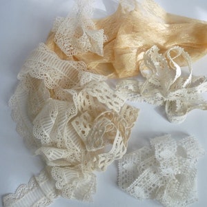 Un conjunto de pequeñas piezas de adornos de encaje vintage, delicados adornos de encaje, costura vintage,