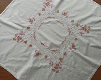 刺繍カットワークテーブルクロスハンドメイドビンテージ ヴィンテージの手刺繍カットワークテーブルクロス（ティーパーティー用