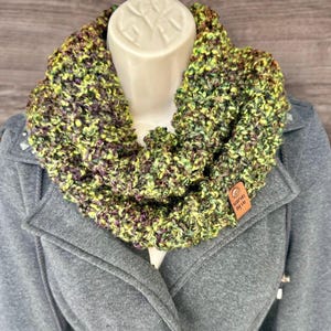 Thick Green Hand Knit Infinity Scarf, Chunky Forest Moss Single Loop Cowl, Extra Plush Variegated Scarf, Scarves By Mo, Gifts for Her