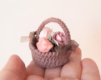 Petit panier marron avec rubans, panier au crochet miniature, cadeau pour elle, panier de fleurs de poupée, panier de maison de poupée, panier de Pâques, panier de rangement