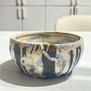Handgjord Rakuskål, Blå Virvelkrackelerad Glasyr, Signerad Studio Keramik