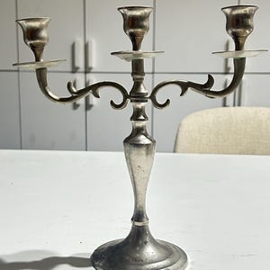 Candelabro antiguo de tres brazos chapado en plata, portavelas con volutas