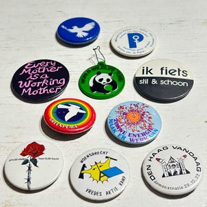 Set med 10 vintage holländska protestknappar från 1980-talet, nålar för fredsrörelsen mot kärnvapen, feministiska Greenpeace WWF