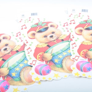 Tarjeta de cartón recortada Eureka Decoraciones navideñas Teddy Bear Drum Holiday Party Notas musicales, estrellas, muérdago, adorno ~ 20-01-140