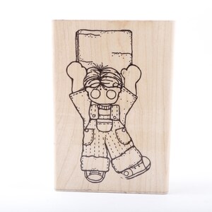 かわいい男の子が踊っている子供のフレームにサインを掲げ、ポスターボードにカントリーメッセージスタンプを掲げ、木製のゴム印がヴィンテージ - 20-02-41