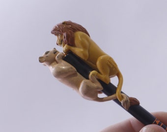 Le roi lion, crayon avec décoration Simba et Nala, Disney, applaudissements, écriture, école, papeterie, création, enfants, amusement, ~ 240327-WH 881