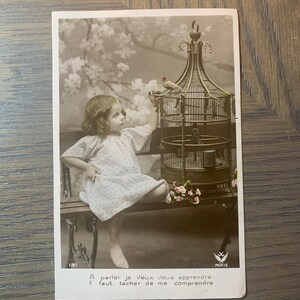 Fille avec des oiseaux en photo de cage, carte postale française, utilisée, écrits, années 1900, Paris 191, carte de message, papeterie, vintage, collctible, ~ GC-1 1009