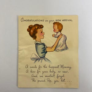 Puede incluir: Tarjeta de felicitación vintage con una ilustración de dibujos animados de una mujer sosteniendo a un bebé. La tarjeta tiene el texto "Felicitaciones por tu NUEVA LLEGADA" y un poema sobre el recién nacido.