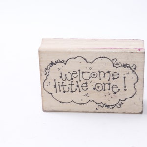 Bienvenido, pequeño, bebé recién nacido, sello de madera, caucho, con mensaje, de Hook's Lines And Inkerns, 3", para hacer tarjetas, manualidades para niños, papelería, ~M-17-10