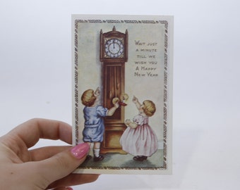 Happy New Year, Children Looking at Grandfather Clock, Rare Postcard, Unused, Color Picture, Craft, Hobby, Vintage, Collectible,~ WH-05 1261