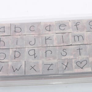 Conjunto de carimbos, vintage, alfabeto, conjunto completo, letras, fofo, manuscrito, fonte, coração, ponto de interrogação, em uma caixa, madeira ~ 822