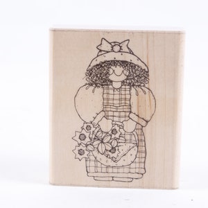 Ragazza cesto fiori vestito cappello fiocco capelli ricci - timbro messaggio - timbro di gomma in legno - vintage - creazione di carte ~ M-19-08