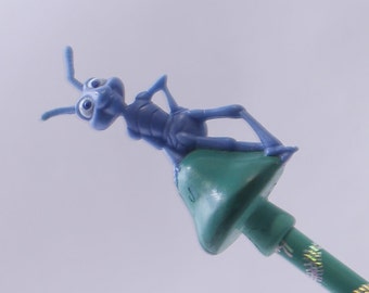 Applaudissements, Crayon avec décoration Flik la fourmi, Disney, Pixar, La vie d'un insecte, écriture, école, papeterie, création, enfants, amusement, ~ 240327-WH 881