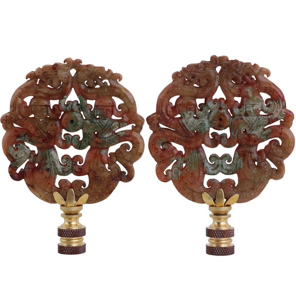 Faîteaux de lampe savante chinoise en pierre panachée en marron et vert sur matériel en laiton - Une paire de fleurons asiatiques assortis