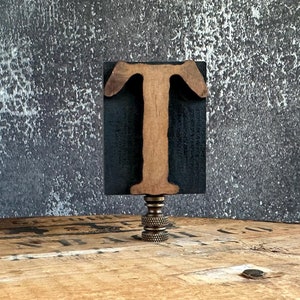 Remate para lámpara con letra T - Bloque de impresión de madera primitivo - Remate para lámpara con letra T, estilo industrial - Accesorio de iluminación con monograma personalizado T