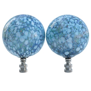 Embout de lampe en verre soufflé bleu moucheté sur quincaillerie chromée - Décoration de lampe boule en verre surdimensionnée faite main en bleu clair et blanc