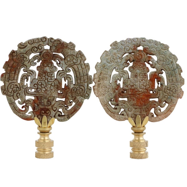 Embouts de lampe chinois en pierre panachée de style archaïque - Dessus de lampe asiatique en pierre sculptée sur du matériel en laiton - Une paire / un embout de lampe assortis