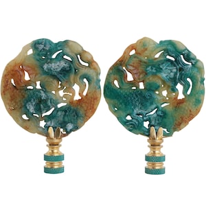 Remates de lámpara de piedra tallada china con diseño de estanque Koi: remates de piedra abigarrada en verde azulado y caramelo con herrajes de latón. Un par a juego.