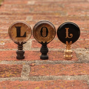 Lámpara con monograma inicial estilo llave de máquina de escribir vintage - Tipografía vintage - Letra L antigua en vidrio y latón - Fuente de estilo antiguo, individual