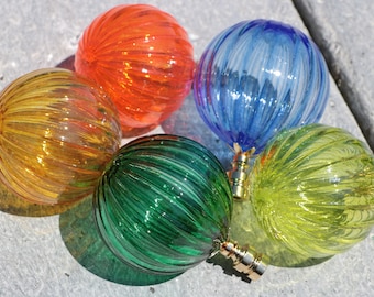 Gerippte Optik-Lampen-Finial auf Messing-Hardwares - übergroße mundgeblasene Glaskugel-Lampenaufsatz
