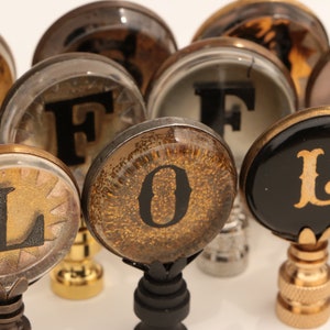 Lámpara con monograma inicial estilo llave de máquina de escribir vintage - Tipografía vintage - Letra O antigua en vidrio y latón - Fuente de estilo antiguo, O simple