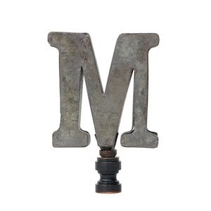 Remate de lámpara con monograma de la letra M estilo marquesina - Adorno de lámpara con la letra M de hojalata primitiva, accesorio de iluminación personalizado de estilo industrial M