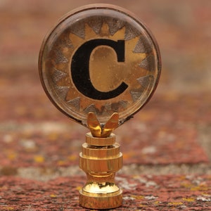 Lámpara con monograma inicial estilo llave de máquina de escribir vintage - Tipografía vintage - Letra C antigua en vidrio y latón - Fuente de estilo antiguo, C simple