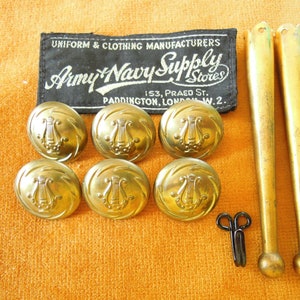 Set di 6 rari vintage bronzo bronzo metallo British Army Musician Corp Blazer Buttons e Rope End #E272